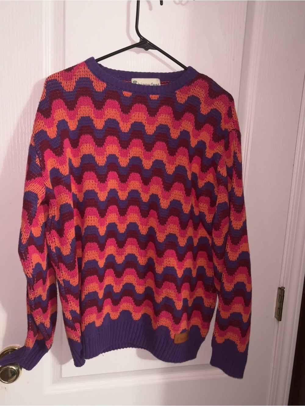 Vibrant Wave-Pattern Crewneck Sweater - Purple & Pink